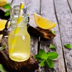 Água com limão: mitos e verdades sobre o assunto
